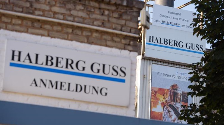 Ein Schild mit dem Namen Halberg Guss. Foto: Oliver Dietze/dpa/Archiv