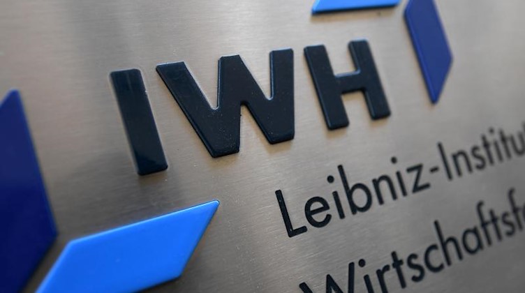 Das Logo des Leibniz-Instituts für Wirtschaftsforschung Halle (IWH). Foto: Hendrik Schmidt/ZB/dpa/Archiv