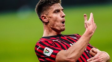 Krzysztof Piatek, hier für den AC Mailand auf dem Platz, jubelt über sein Tor. Foto: -/Spada via Lapresse via ZUMA Press/dpa/Archiv