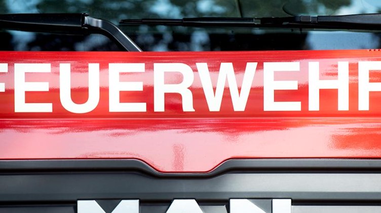 Ein Blick auf ein Löschfahrzeug der Feuerwehr. Foto: Hauke-Christian Dittrich/dpa/Symbolbild/Archiv