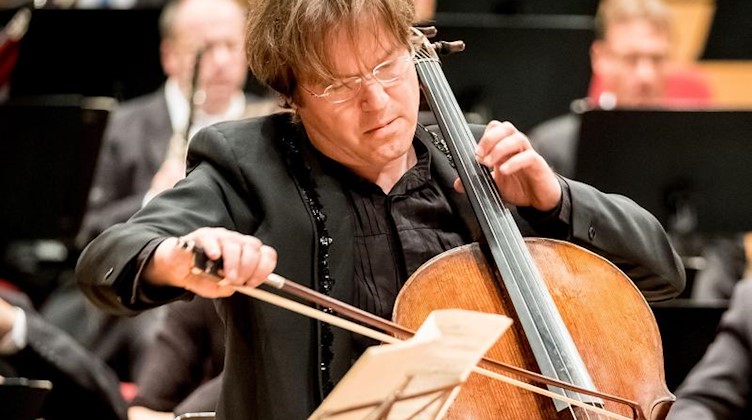 Der Dresdner Intendant Jan Vogler spielt ein Cello. Foto: MDR/Andreas Lander/MDR Mitteldeutscher Rundfunk/obs