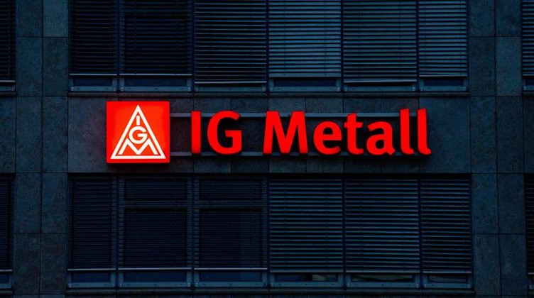 Das beleuchtete IG Metall-Logo ist an der Fassade der IG Metall-Verwaltungsstelle zu sehen. Foto: Marijan Murat/dpa/Archiv