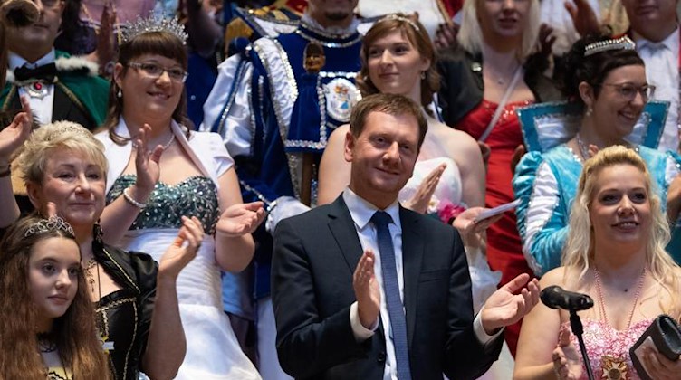 Michael Kretschmer (CDU, M), Ministerpräsident von Sachsen, empfängt eine Abordnung des Verbandes Sächsischer Carneval e.V. in der Staatskanzlei. Foto: Sebastian Kahnert/dpa-Zentralbild/dpa
