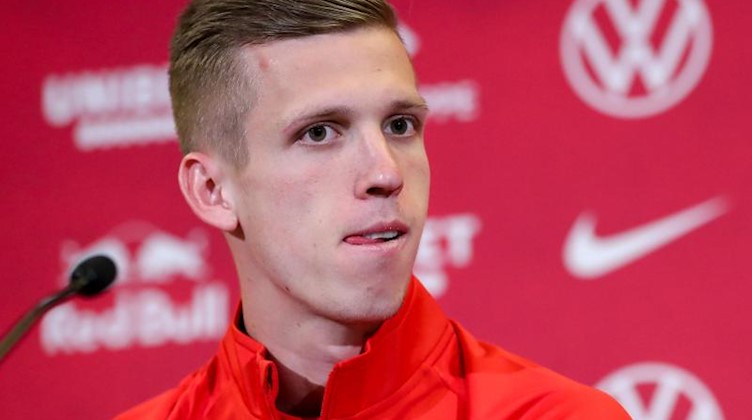 Leipzigs Neuzugang Dani Olmo sitzt bei einer Pressekonferenz. Foto: Jan Woitas/dpa-Zentralbild/dpa
