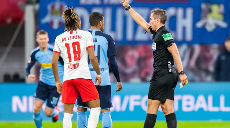 Schiedsrichter Tobias Stieler (r.) erteilt Mönchengladbachs Plea (M.) die Gelb-Rote Karte. Foto: Robert Michael/dpa-Zentralbild/dpa