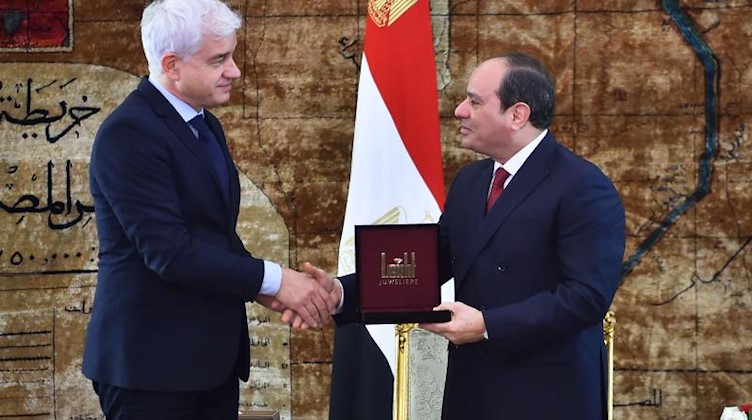 Abdel Fattah Al-Sisi, Präsident von Ägypten, wird der St.-Georgs-Orden überreicht. Foto: -/Egyptian Presidency/dpa