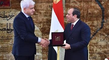 Abdel Fattah Al-Sisi, Präsident von Ägypten, wird der St.-Georgs-Orden überreicht. Foto: -/Egyptian Presidency/dpa