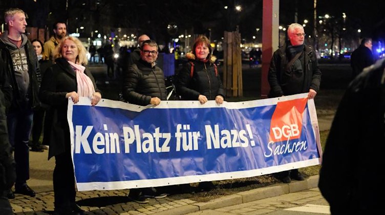 Teilnehmer einer Demonstration des Bündnisses „Dresden nazifrei“ protestieren gegen einen Neonazi-Aufmarsch mit einem Plakat mit der Aufschrift "Kein Platz für Nazis!". Foto: Str./dpa/Archiv