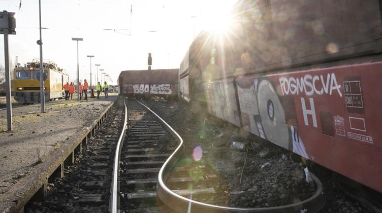 Ein Güterzug steht entgleist im Bahnhof Bremen-Neustadt. Foto: Jörg Sarbach/dpa