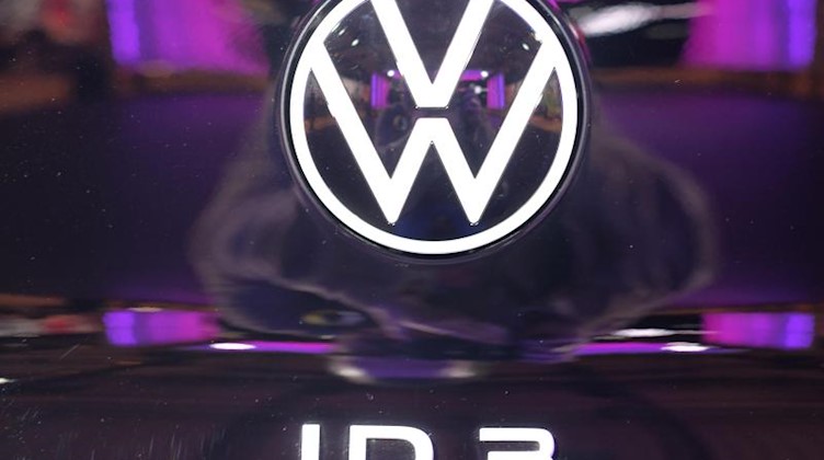 Das VW-Logo und das Typenschild vom Elektroauto VW ID3. bei einem Festakt. Dort wurde der offizielle Produktionsstart des Fahrzeuges gefeiert. Das Fahrzeug gehört zur neuen ID-Serie, mit der Volkswagen Milliarden in die E-Mobilität investiert. Für die Fertigung in Zwickau wurde das dortige Werk umgebaut. Foto: Sebastian Willnow/dpa-Zentralbild/dpa/Archivbild