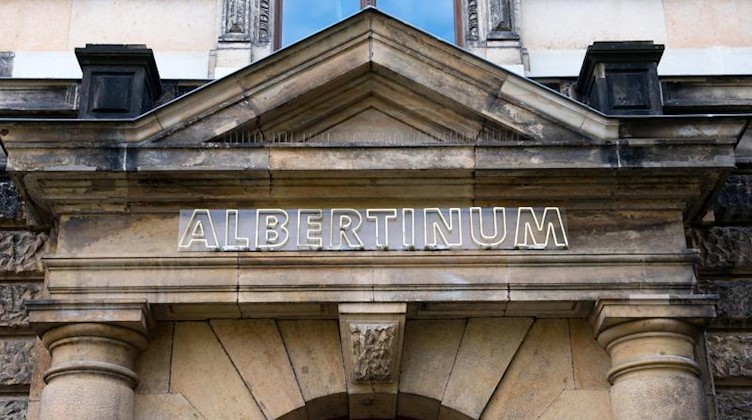 Der Schriftzug "Albertinum" über einem Torbogen. Foto: Arno Burgi/dpa/Archivbild