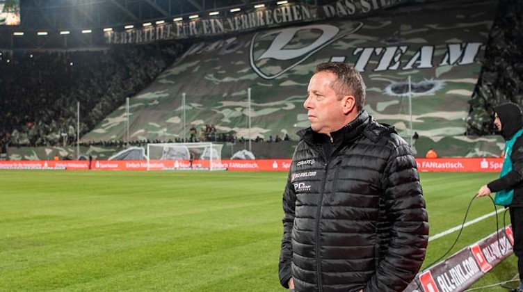 Dynamos Trainer Markus Kauczinski steht vor Beginn eines Spiels im Stadion. Foto: Robert Michael/dpa-Zentralbild/dpa