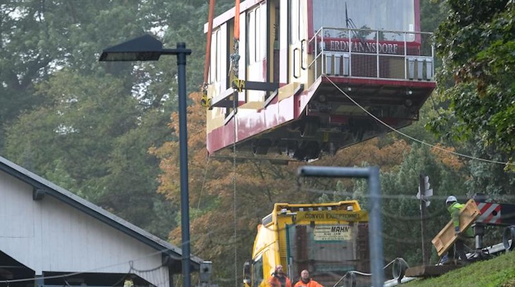 Ein Wagen der Drahtseilbahn Augustusburg schwebt an den Seilen eines Kranes. Foto: Sebastian Willnow/dpa-Zentralbild/dpa/Archivbild