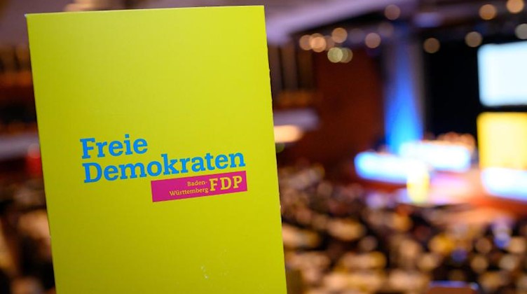 Ein Aufsteller mit dem Logo der FDP. Foto: Sebastian Gollnow/dpa/Archivbild