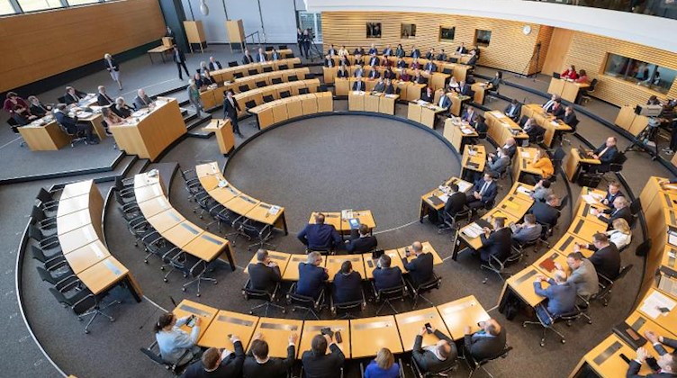 Abgeordnete wählen im Thüringer Landtag den Ministerpräsidenten. Foto: Michael Reichel/dpa