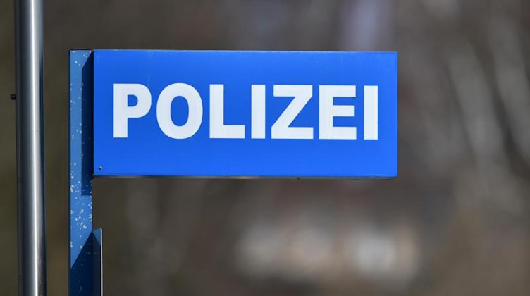 Ein Schild mit der Aufschrift «Polizei» ist zu sehen. Foto: Ralf Hirschberger/dpa-Zentralbild/dpa/Archivbild