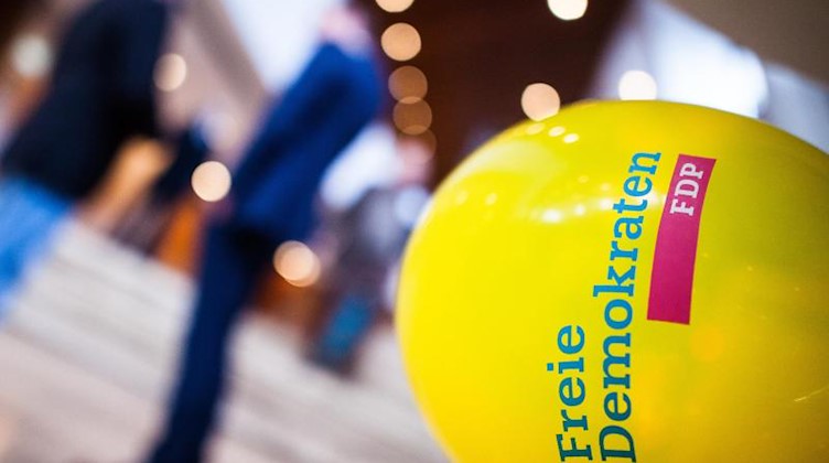 Der Schriftzug «Freie Demokraten» und «FDP» steht auf einem Luftballon geschrieben. Foto: Christoph Schmidt/dpa/Archivbild