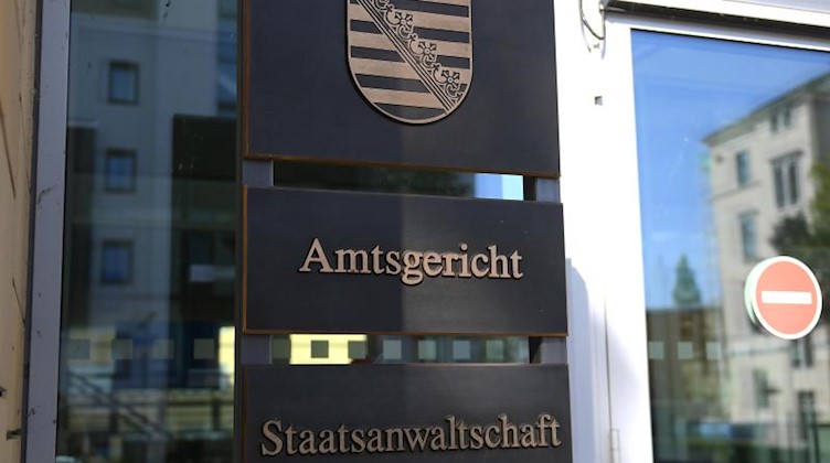 Schild am Eingang zum Justizzentrum in Chemnitz. Foto: Hendrik Schmidt/ZB/dpa/Archivbild