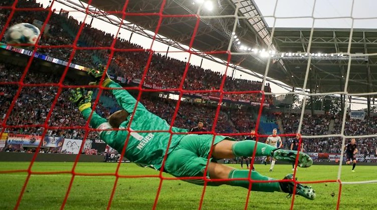 Torwart Manuel Neuer (l) von Bayern kann den Elfmeter von Emil Forsberg (M) von Leipzig nicht halten. Foto: Jan Woitas/dpa-Zentralbild/dpa/Archivbild