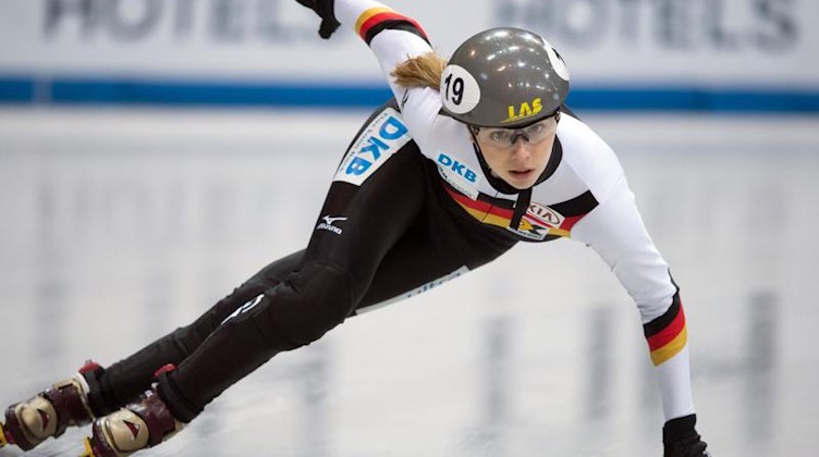 Shorttrackerin Anna Seidel läuft in einer Kurve. Foto: Sebastian Kahnert/dpa-Zentralbild/dpa/Archivbild