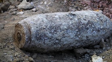 Ein entschärfte Weltkriegsbombe liegt in einer Baustelle. Foto: Fredrik von Erichsen/dpa/Archivbild