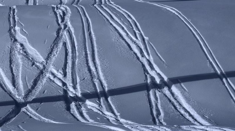 Wintersportler haben ihre Spuren im Tiefschnee hinterlassen. Foto: picture alliance / dpa/Archivbild