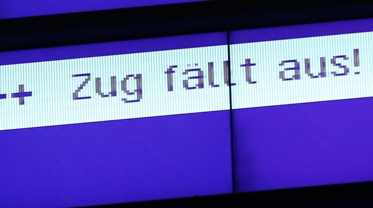 «Zug fällt aus» steht auf einer Anzeigetafel am Hauptbahnhof. Foto: Bodo Marks/dpa/Archivbild