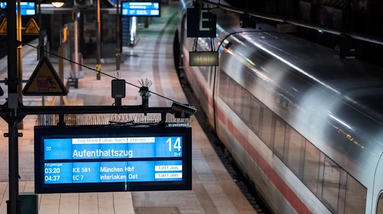 Ein Aufenthaltszug der Bahn steht in Hamburg. Foto: Daniel Bockwoldt/dpa