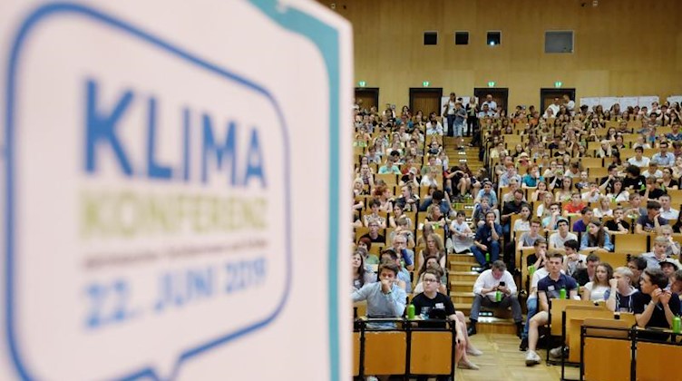 Teilnehmer der ersten Ausgabe der Klimakonferenz sächsischer Schüler in Leipzig. Foto: Sebastian Willnow/dpa-Zentralbild/dpa/Archivbild