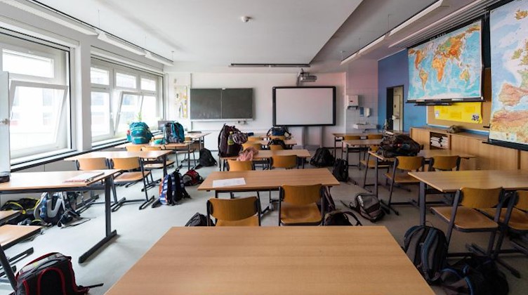 Ein leeres Klassenzimmer in einer Schule in Hoyerswerda. Foto: Monika Skolimowska/ZB/dpa/Archivbild