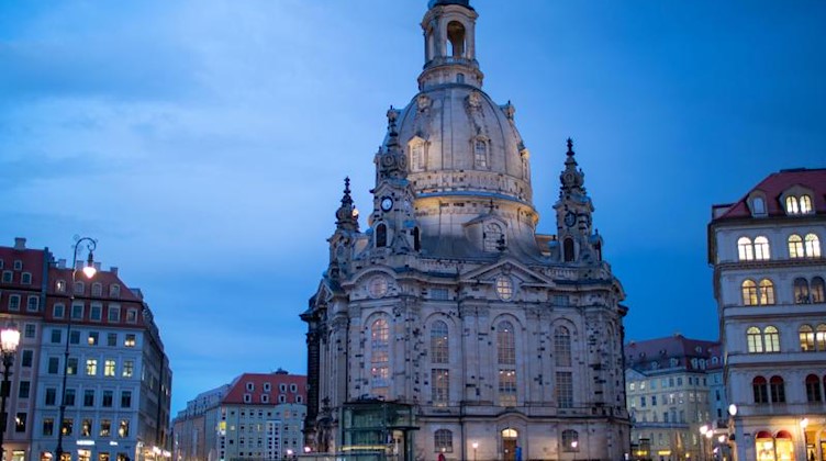 Die Frauenkirche ist bei Regen zu sehen. Dresdens Innenstadt war am 13. Februar 1945 und in den Tagen danach bei Angriffen britischer und amerikanischer Bomber zerstört worden. Foto: Jens Büttner/dpa-Zentralbild/dpa