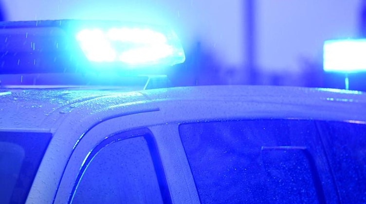 Ein Polizeiwagen mit eingeschaltetem Blaulicht. Foto: Carsten Rehder/dpa/Archivbild