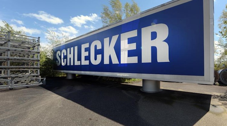 Ein demontierter Schriftzug der Firma Schlecker liegt auf dem Gelände des früheren Zentrallagers. Foto: picture alliance / Stefan Puchner/dpa/Archivbild