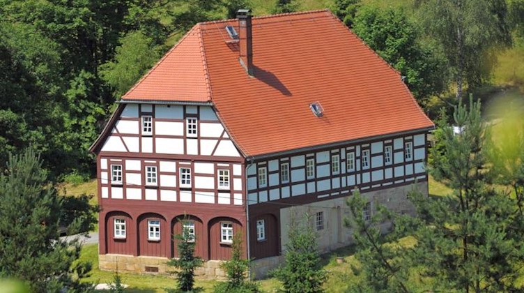 Ein saniertes Fachwerk-Umgebindehaus nahe Hinterhermsdorf. Foto: Matthias Hiekel/dpa-Zentralbild/dpa/Archivbild