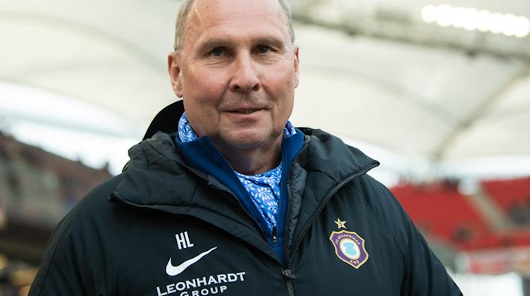 Helge Leonhardt , Präsident von Erzgebirge Aue, vor einem Spiel im Stadion. Foto: Tom Weller/dpa/Archivbild