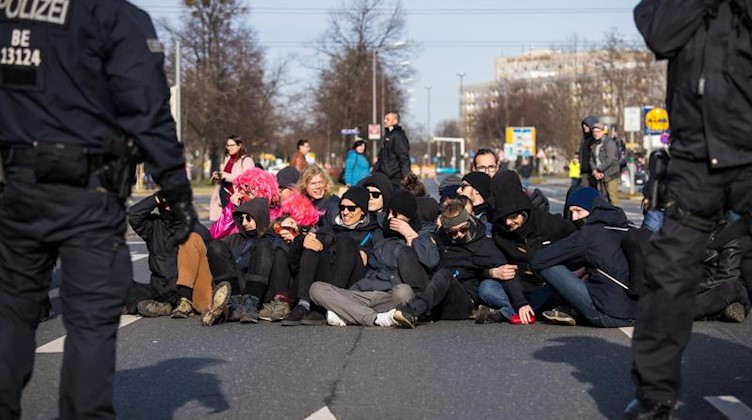 Sitzblockaden gegen den geplanten Neonazi-Marsch in Dresden. Foto: Oliver Killig/dpa-Zentralbild/dpa