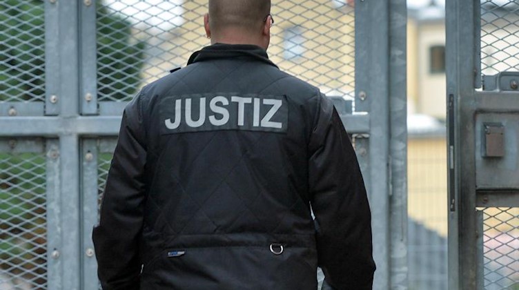 Ein Justizbeamter ist in der JVA zu sehen. Foto: Hendrik Schmidt/dpa-Zentralbild/dpa/Archivbild