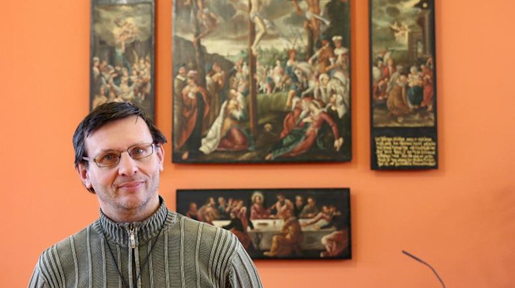 Mike Weller steht im Saal des Pfarrhauses der Kirchgemeinde St. Nicolai in Aue. Foto: Claudia Drescher/dpa-Zentralbild/dpa/Archivbild