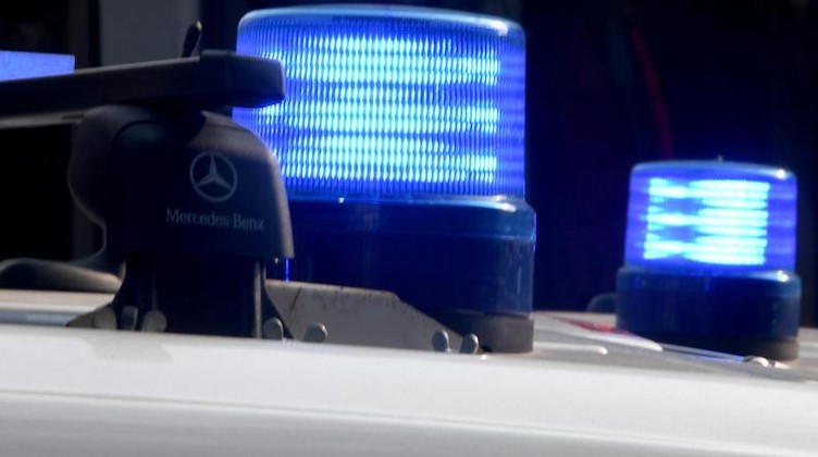 Blaulicht leuchtet auf dem Dach eines Polizeiautos. Foto: Carsten Rehder/dpa/Archivbild