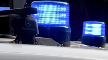 Blaulicht leuchtet auf dem Dach eines Polizeiautos. Foto: Carsten Rehder/dpa/Archivbild
