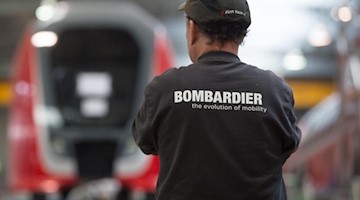 Ein Mitarbeiter des kanadischen Schienenfahrzeugherstellers Bombardier steht in einer Werkhalle. Foto: Sebastian Kahnert/dpa/Archivbild