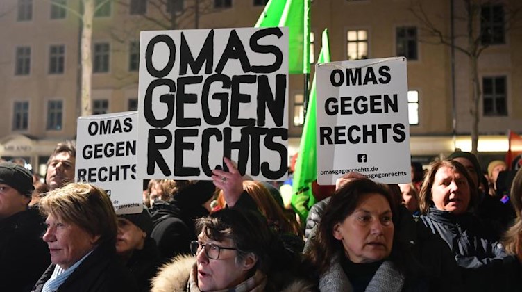 Gegendemonstranten halten Plakate mit der Aufschrift "Omas Gegen Rechts". Foto: Robert Michael/dpa-Zentralbild/dpa