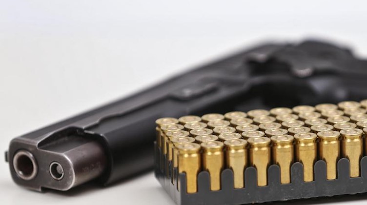Eine Faustfeuerwaffe vom Typ Sig Sauer P226 in Kaliber 9mm Para mit Munition. Foto: David Young/dpa/Archivbild