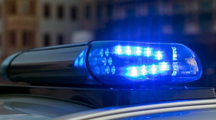 Ein Blaulicht leuchtet auf dem Dach eines Streifenwagens. Foto: Monika Skolimowska/zb/dpa/Archivbild
