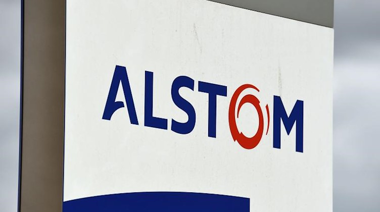 Das Archivbild zeigt das Logo des französischen Bahn-Hersteller Alstom. Foto: Pascal Guyot/AFP/dpa