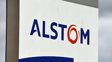 Das Archivbild zeigt das Logo des französischen Bahn-Hersteller Alstom. Foto: Pascal Guyot/AFP/dpa
