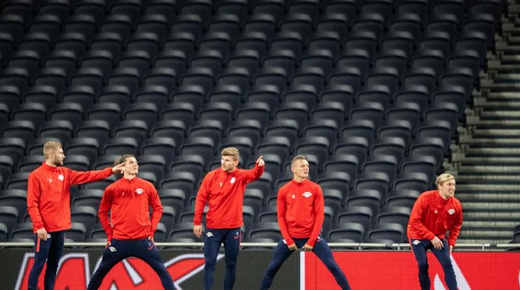 Leipzig-Spieler stehen beim Abschlusstraining in einer Reihe. Foto: Robert Michael/dpa-Zentralbild/dpa