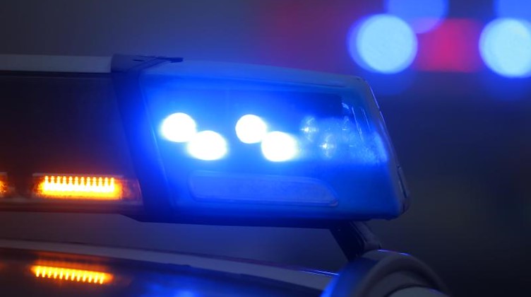 Ein Polizeiauto mit eingeschaltetem Blaulicht steht an einer Unfallstelle. Foto: Karl-Josef Hildenbrand/dpa/Archivbild