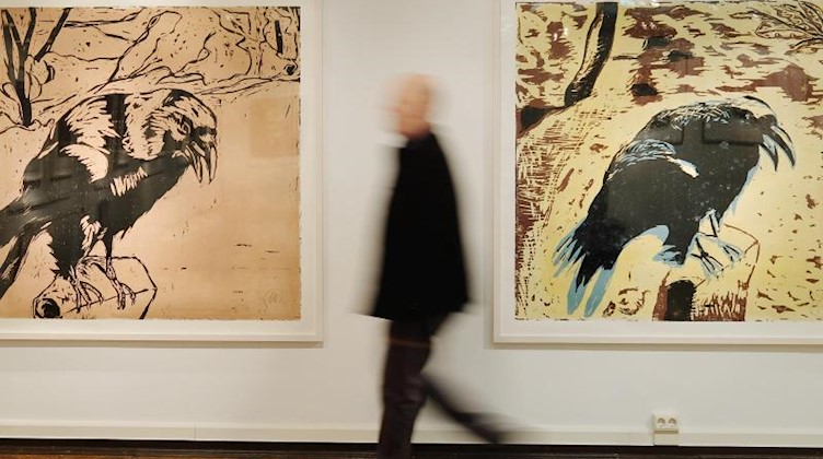 Ein Besucher geht durch eine Ausstellung im Museum für Druckkunst in Leipzig. Foto: Sebastian Willnow/dpa-Zentralbild/dpa/Archivbild