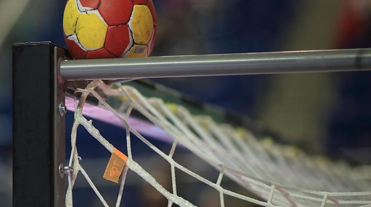 Der Spielball liegt auf dem Tor. Foto: Jens Wolf/dpa-Zentralbild/dpa/Archivbild